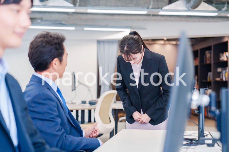 オフィスに配属され上司に挨拶をするフレッシュな女性