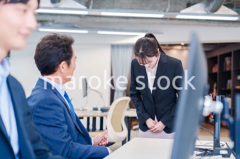 オフィスに配属され上司に挨拶をするフレッシュな女性