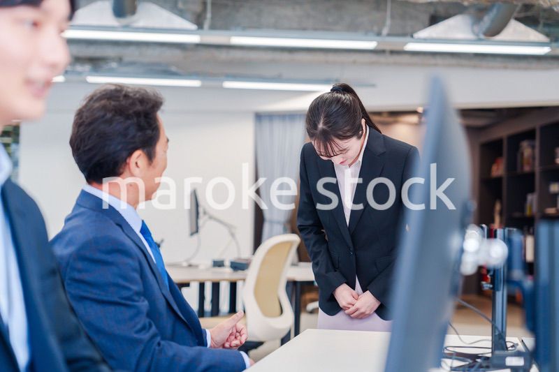 オフィスに配属され上司に挨拶をするフレッシュな女性