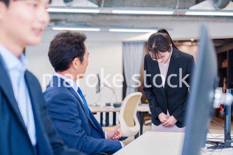 オフィスに配属され上司に挨拶をするフレッシュな女性