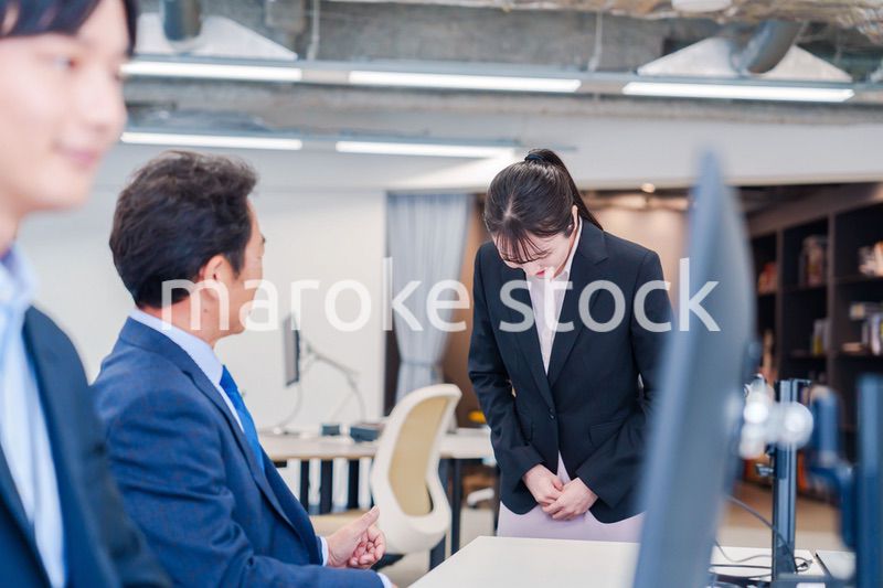 オフィスに配属され上司に挨拶をするフレッシュな女性