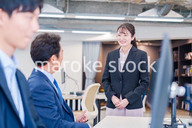 オフィスに配属され上司に挨拶をするフレッシュな女性