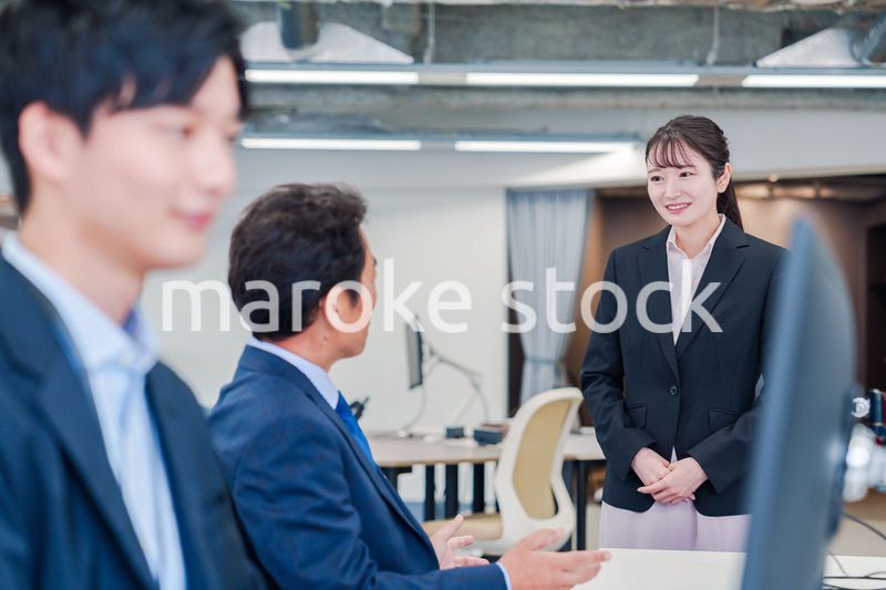 オフィスに配属され上司に挨拶をするフレッシュな女性