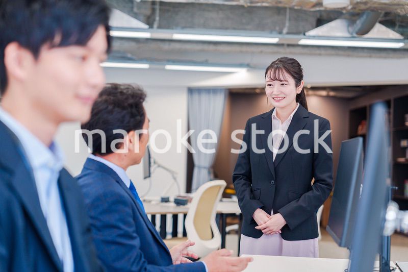 オフィスに配属され上司に挨拶をするフレッシュな女性