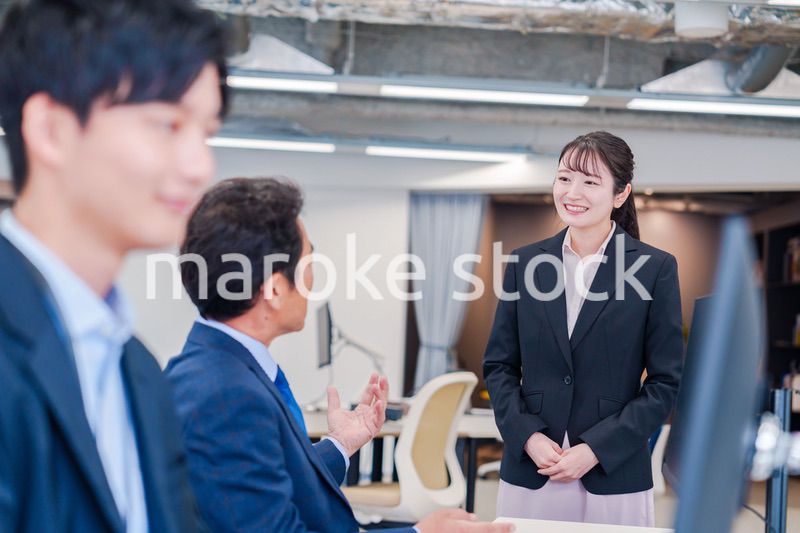 オフィスに配属され上司に挨拶をするフレッシュな女性