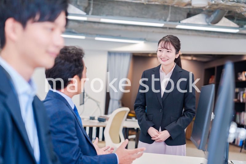 オフィスに配属され上司に挨拶をするフレッシュな女性