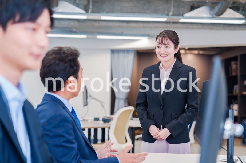 オフィスに配属され上司に挨拶をするフレッシュな女性