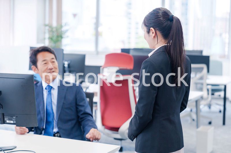 上司に挨拶をする新入社員の女性