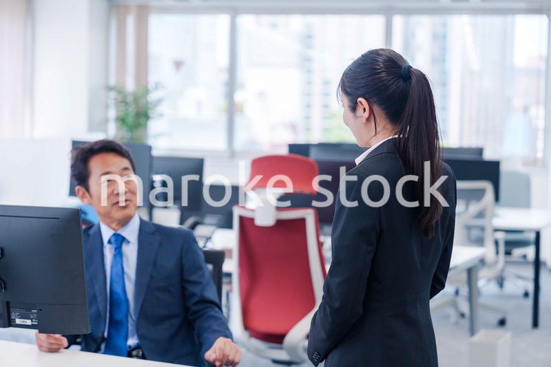 上司に挨拶をする新入社員の女性