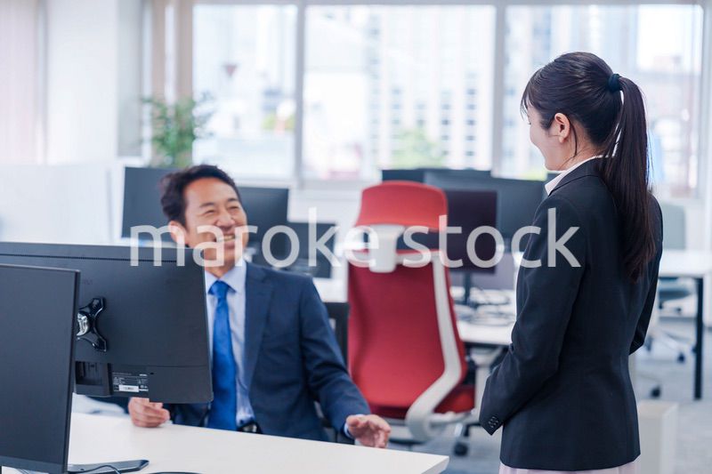 上司に挨拶をする新入社員の女性