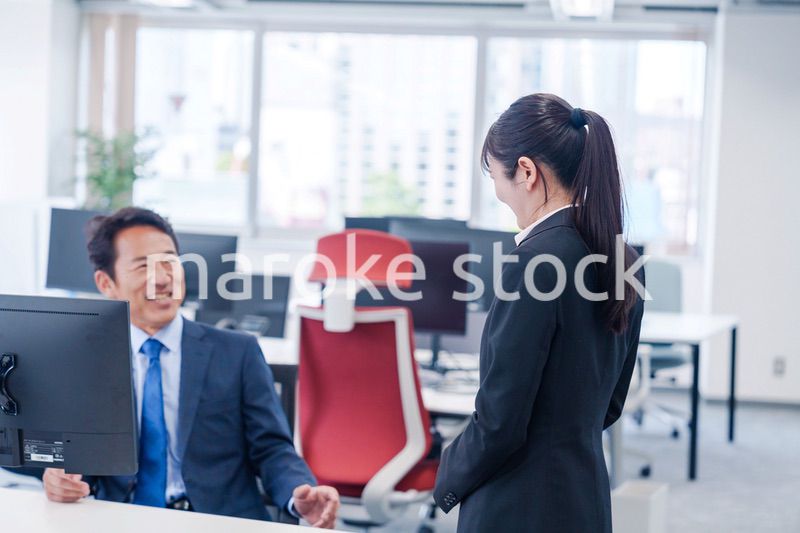 上司に挨拶をする新入社員の女性