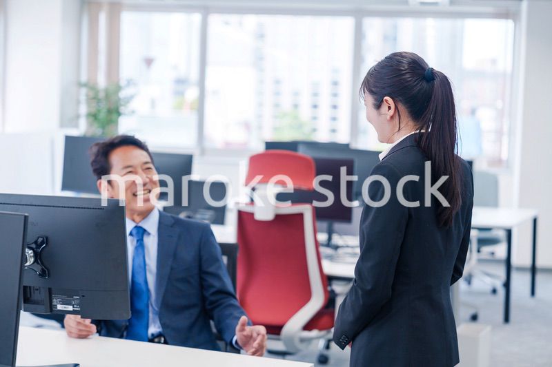 上司に挨拶をする新入社員の女性