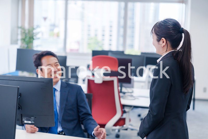 上司に挨拶をする新入社員の女性