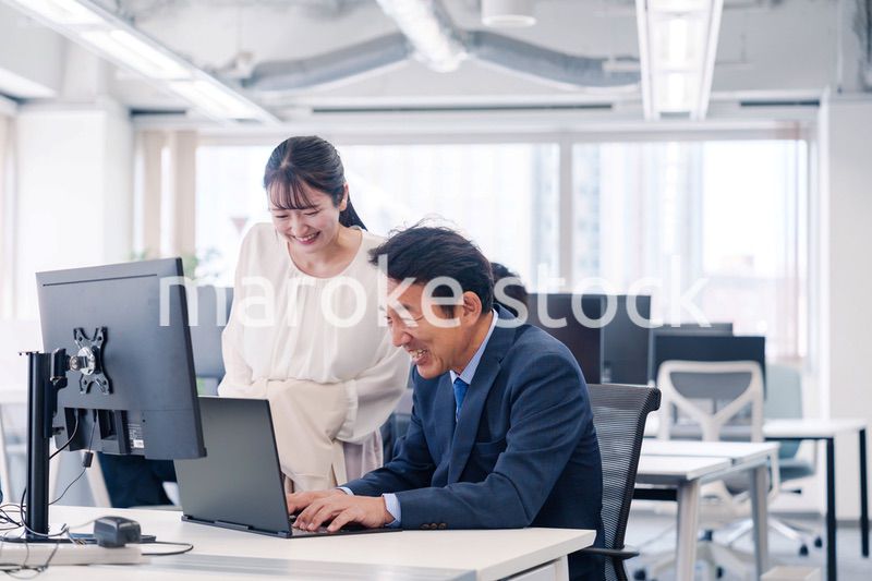 オフィスで盛り上がる上司と若手女性