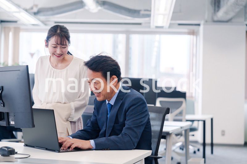 オフィスで盛り上がる上司と若手女性