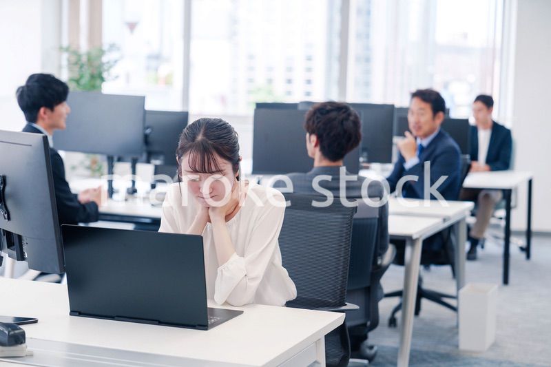 長時間のデスクワークで疲れたビジネスウーマン