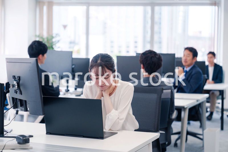 長時間のデスクワークで疲れたビジネスウーマン