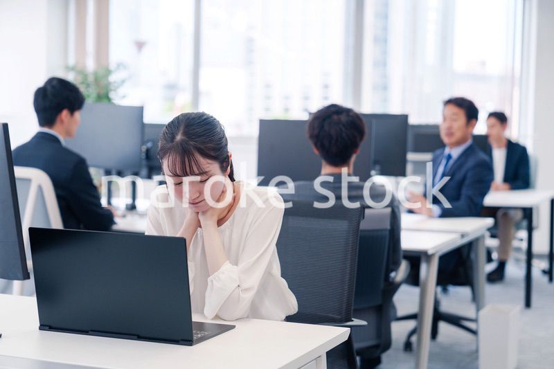 長時間のデスクワークで疲れたビジネスウーマン