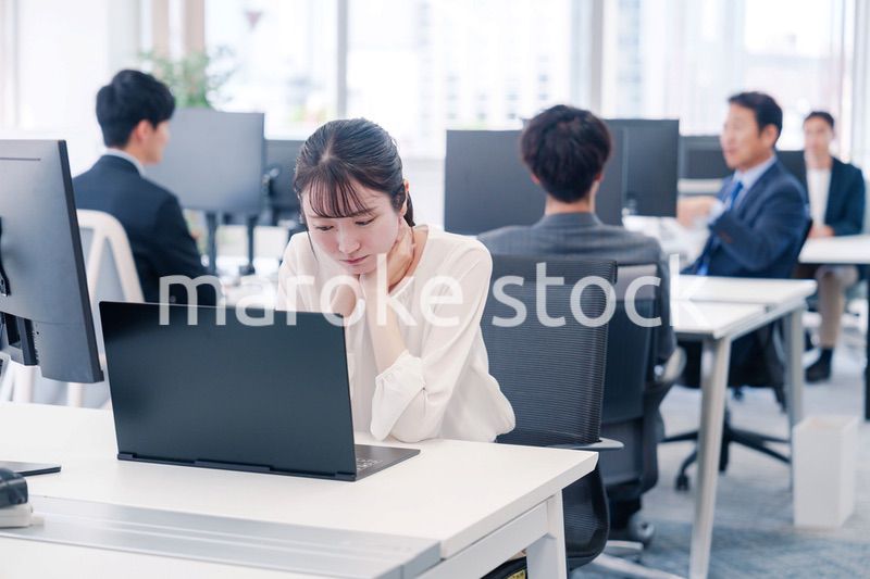 長時間のデスクワークで疲れたビジネスウーマン