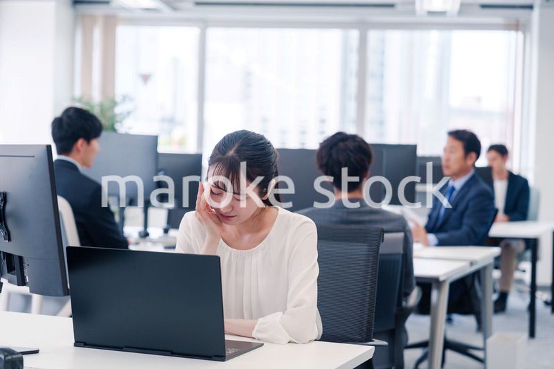 長時間のデスクワークで疲れたビジネスウーマン