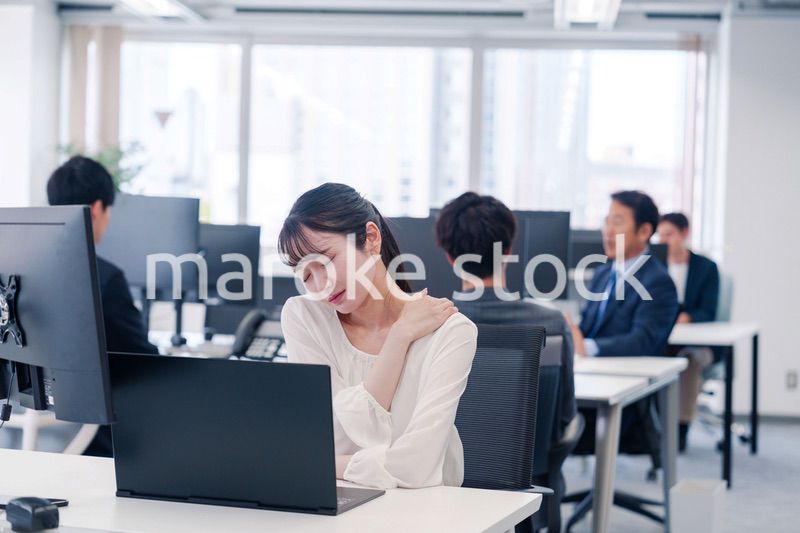 長時間のデスクワークで疲れたビジネスウーマン