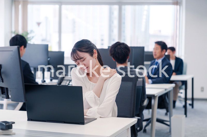 長時間のデスクワークで疲れたビジネスウーマン