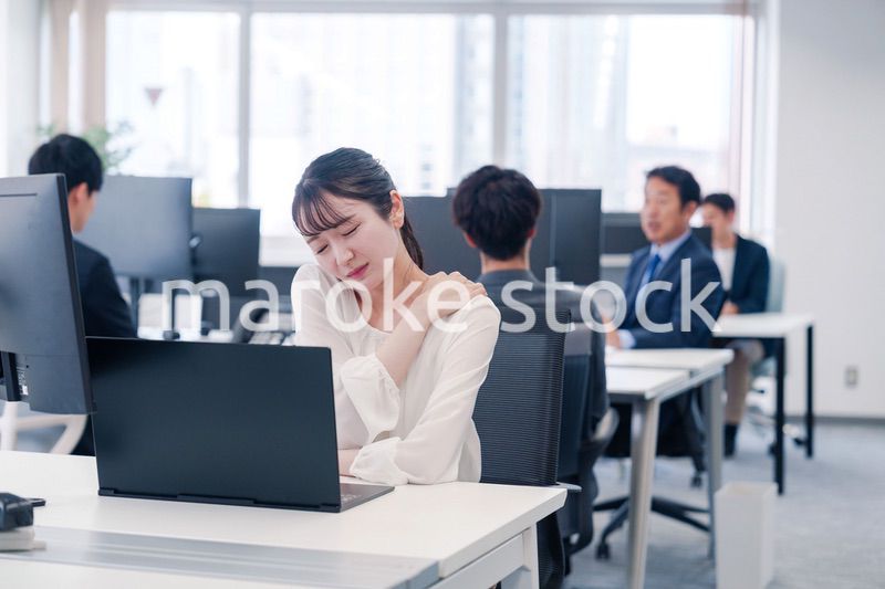 長時間のデスクワークで疲れたビジネスウーマン