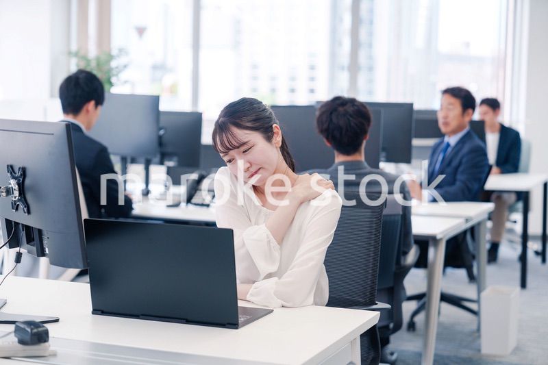 長時間のデスクワークで疲れたビジネスウーマン