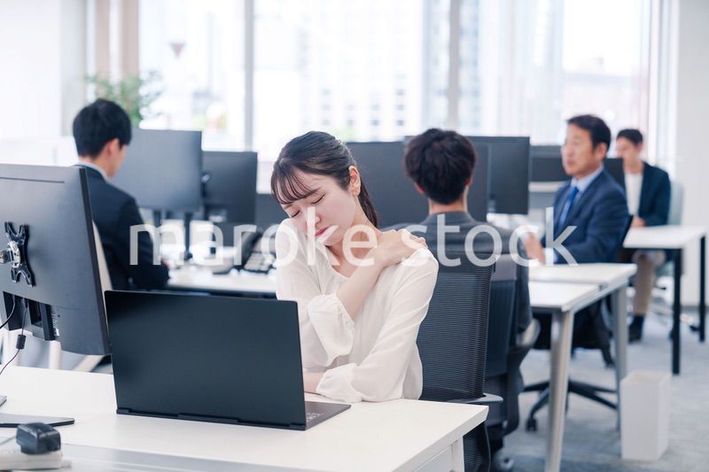 長時間のデスクワークで疲れたビジネスウーマン