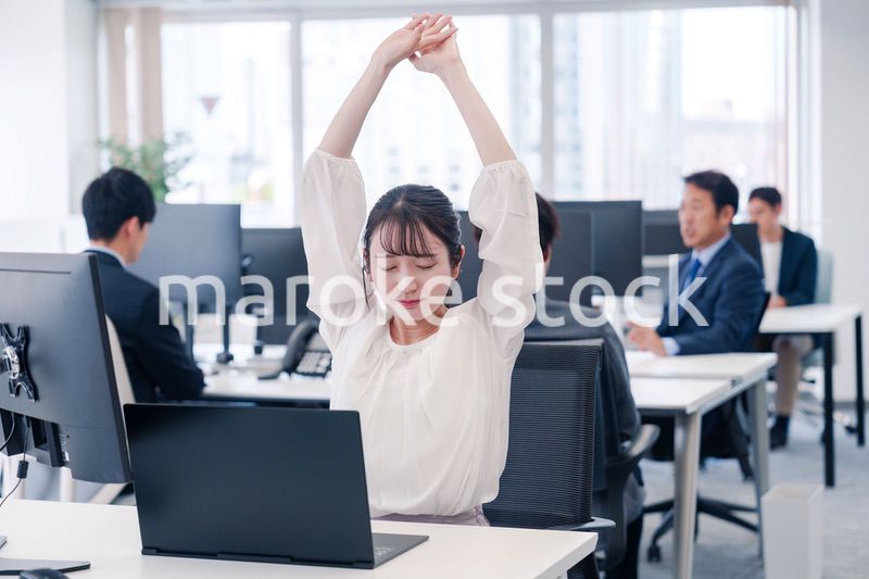 長時間のデスクワークで疲れたビジネスウーマン