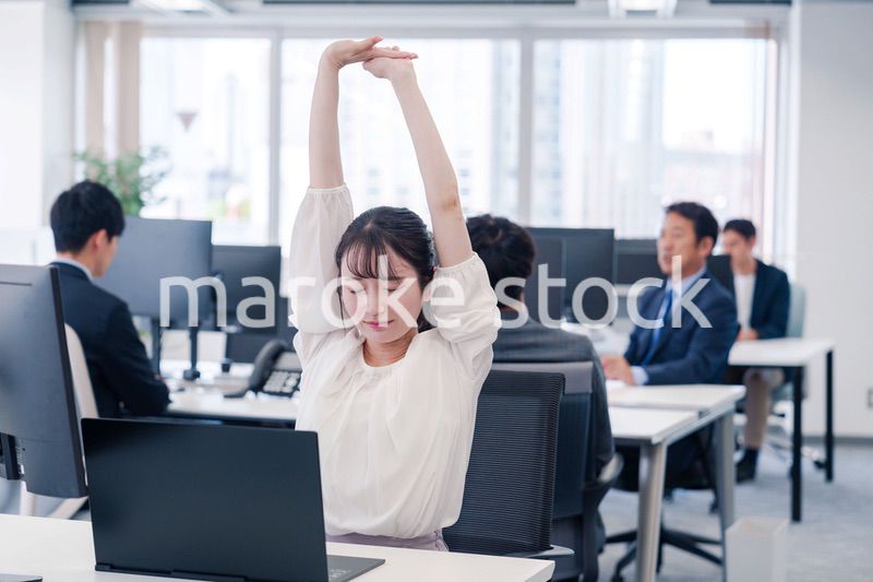 長時間のデスクワークで疲れたビジネスウーマン