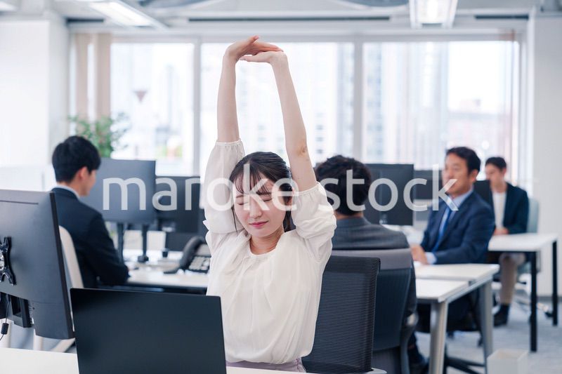 長時間のデスクワークで疲れたビジネスウーマン