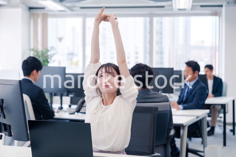 長時間のデスクワークで疲れたビジネスウーマン