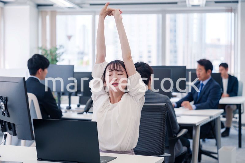 長時間のデスクワークで疲れたビジネスウーマン