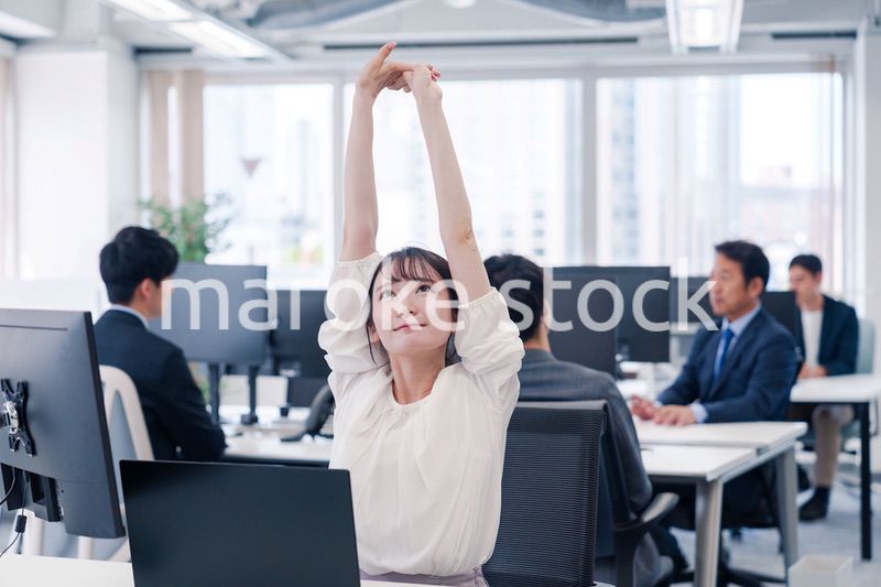 長時間のデスクワークで疲れたビジネスウーマン