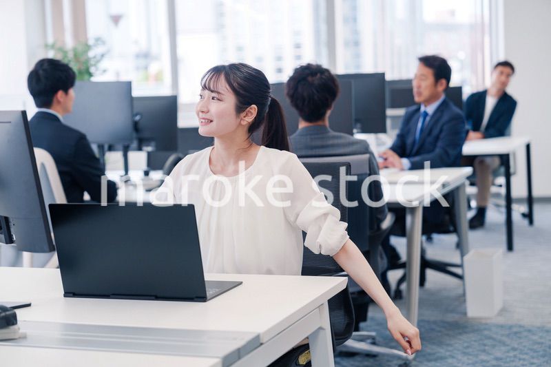 長時間のデスクワークで疲れたビジネスウーマン