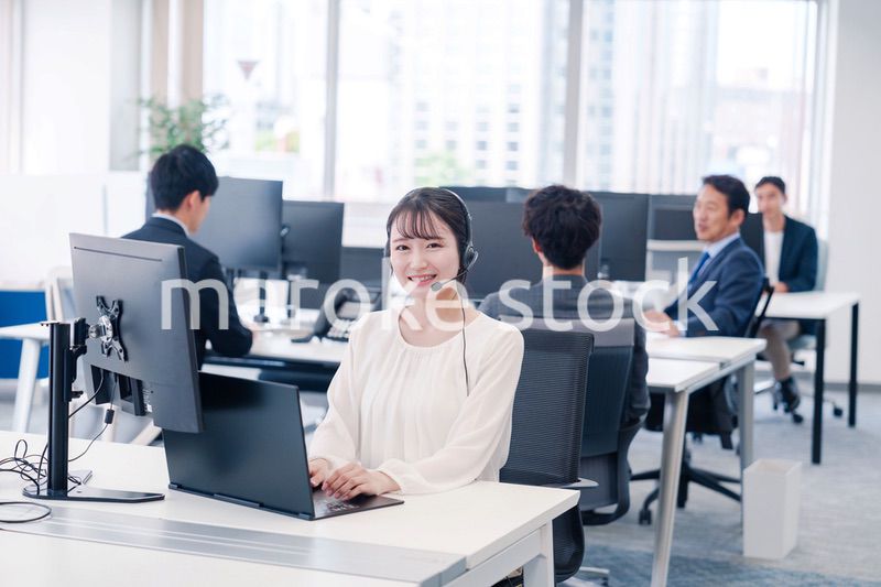 ヘッドセットをつけて話す若いビジネスウーマン