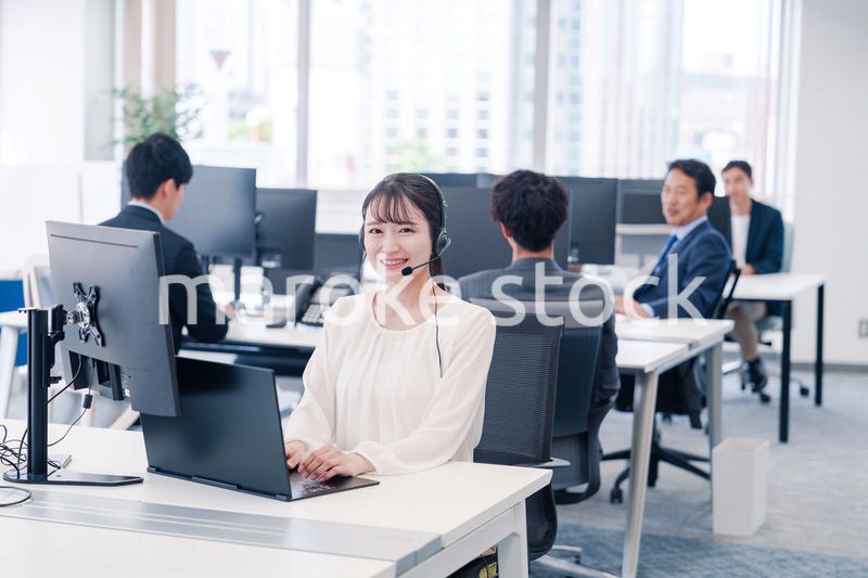 ヘッドセットをつけて話す若いビジネスウーマン