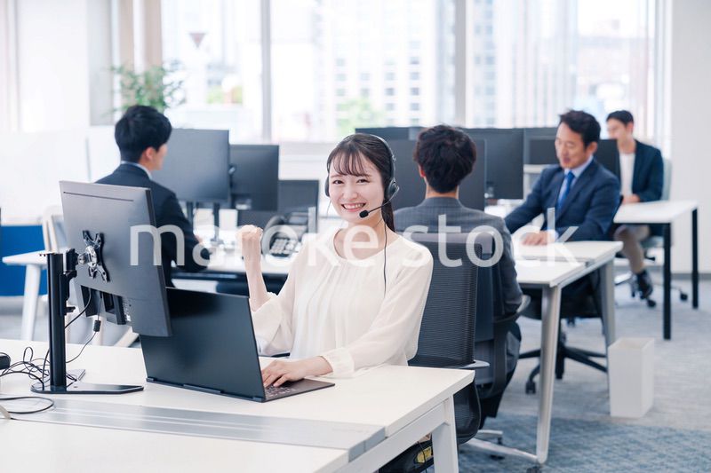 ヘッドセットをつけて話す若いビジネスウーマン