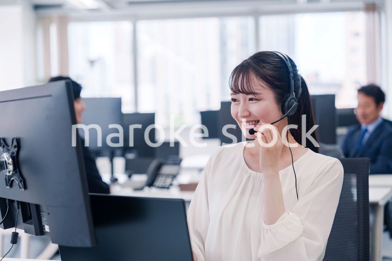 ヘッドセットをつけて話す若いビジネスウーマン