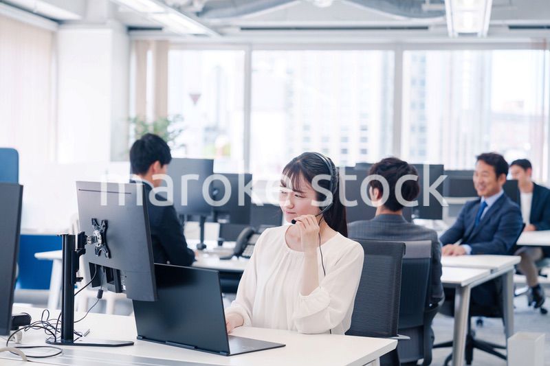 カスタマーハラスメントを受けるコールセンターの女性スタッフ