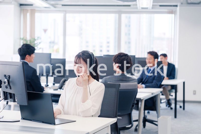 カスタマーハラスメントを受けるコールセンターの女性スタッフ