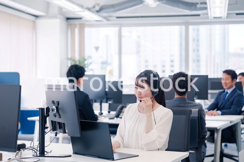 カスタマーハラスメントを受けるコールセンターの女性スタッフ