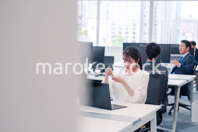 オフィスでリモート会議をする若い女性社員