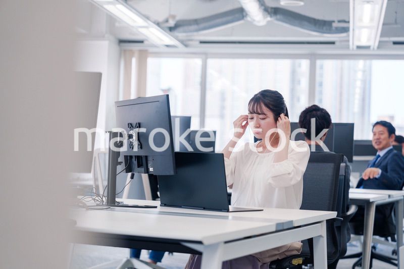 オフィスでリモート会議をする若い女性社員