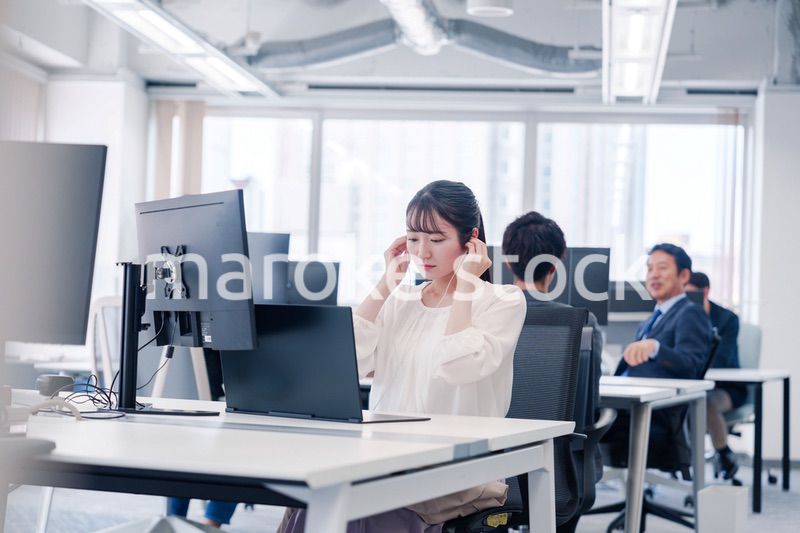 オフィスでリモート会議をする若い女性社員