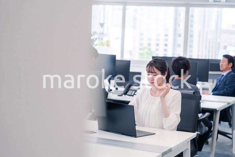 オフィスでリモート会議をする若い女性社員