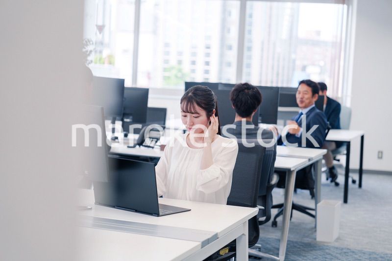 オフィスでリモート会議をする若い女性社員