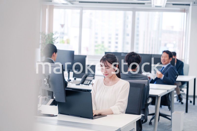 オフィスでリモート会議をする若い女性社員