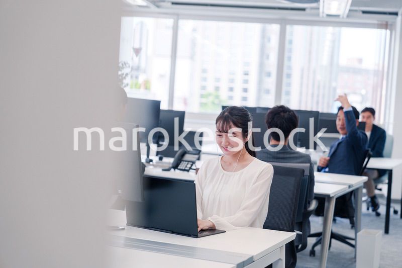 オフィスでリモート会議をする若い女性社員